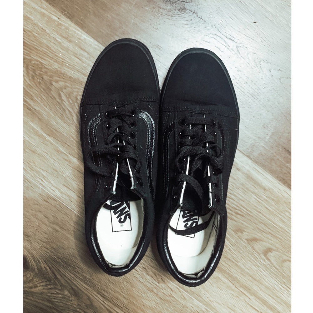 BLACK VANS